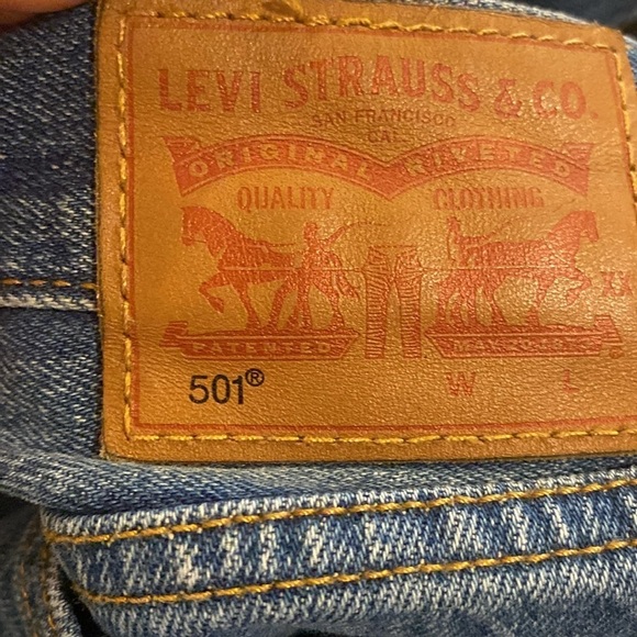 Levi’s 501 Distressed Button Fly Raw Hem Jeans - Picture 6 of 8